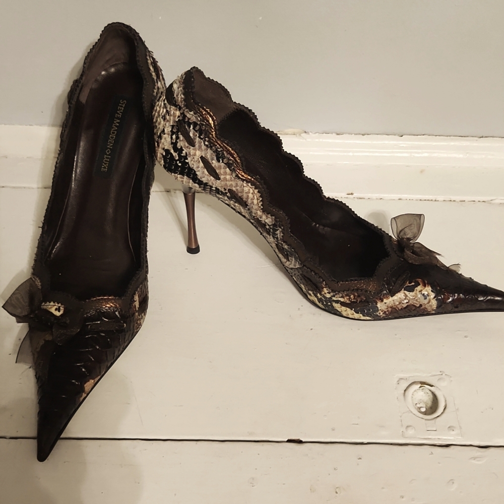 Women  pointed toe shoe dark brown % beige snake skin.Steve Madden size 10 narro